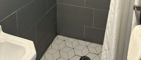Standard Double Room, 2 Double Beds, Pet Friendly | Baño | Regadera, toallas, jabón, shampoo