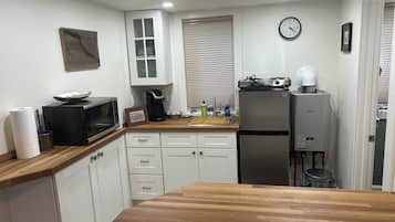 Fridge, microwave, coffee/tea maker, cookware/dishes/utensils