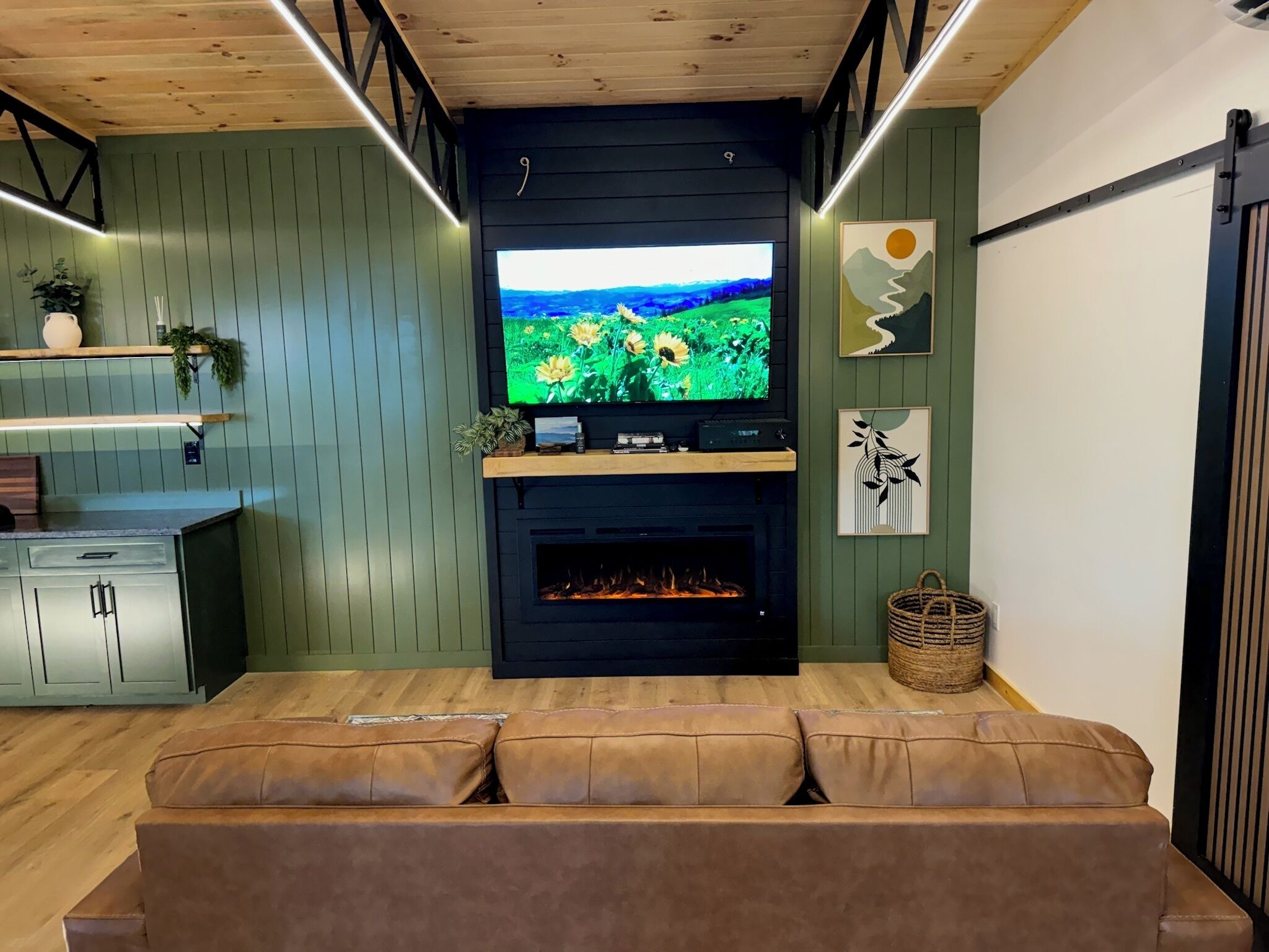 Smart TV y chimenea 