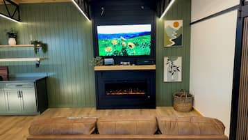 Smart TV y chimenea