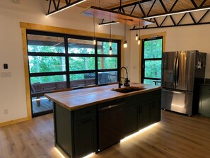 Fridge, microwave, oven, stovetop - Pepper Jack Shack: Your Cozy Mountain Retreat (Newport)