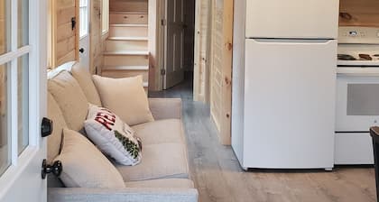 Bear Cabin: Charming 2-bedroom cabin with WiFi, AC in marvelous Sebec