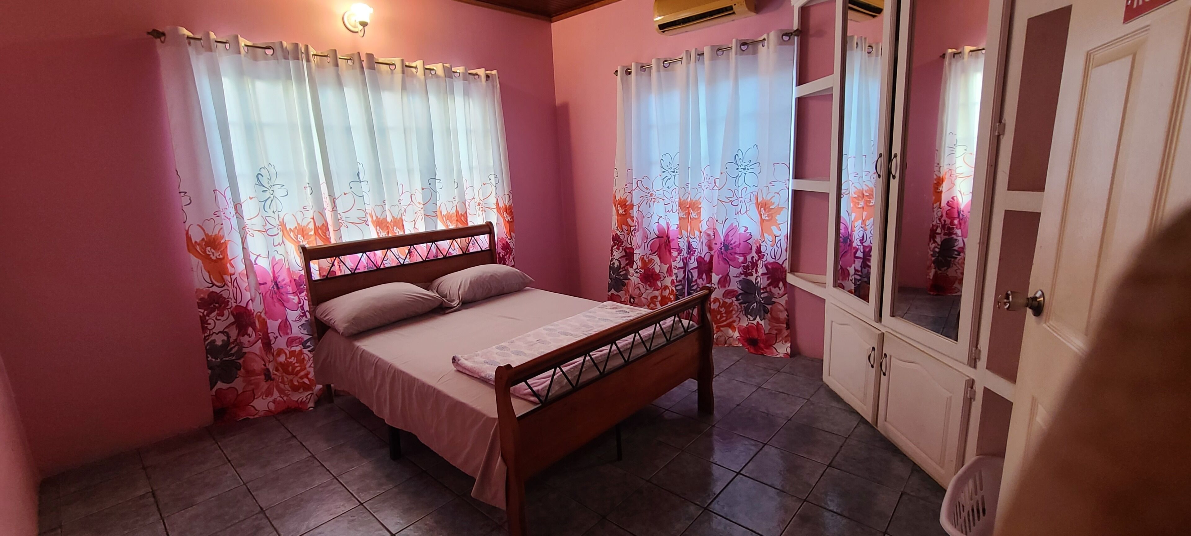 4 عدّة غرف نوم ومكواة/لوح كي وواي فاي وملاءات أسرّة