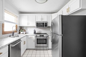 Fridge, microwave, oven, stovetop - Renovated Brownsburg Retreat - 30mins from Indy (Brownsburg)