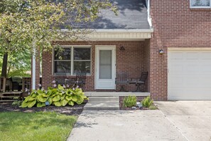 Terrace/patio - Renovated Brownsburg Retreat - 30mins from Indy (Brownsburg)