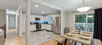 Durham 4BR/3BA: Game Room, Pool, Art! Sleeps 10