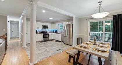Durham 4BR/3BA: Game Room, Pool, Art! Sleeps 10