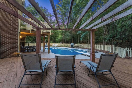 Durham 4BR/3BA: Game Room, Pool, Art! Sleeps 10