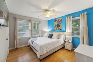 4 bedrooms, iron/ironing board, free WiFi, bed sheets - Durham 4BR/3BA: Game Room, Pool, Art! Sleeps 10 (Durham)