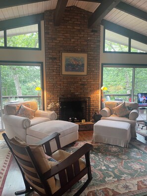 Una Smart TV, una chimenea