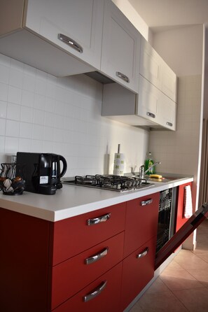 Køleskab, opvaskemaskine, kaffe-/temaskine, brødrister