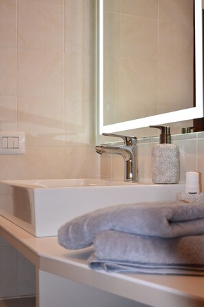 Suihku, hiustenkuivaaja, pyyhkeet, saippua