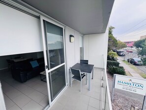Outdoor dining - One Bedroom Apartment (Hamilton)