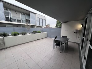 Outdoor dining - One Bedroom Apartment (Hamilton)