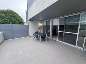 Outdoor dining - One Bedroom Apartment (Hamilton)