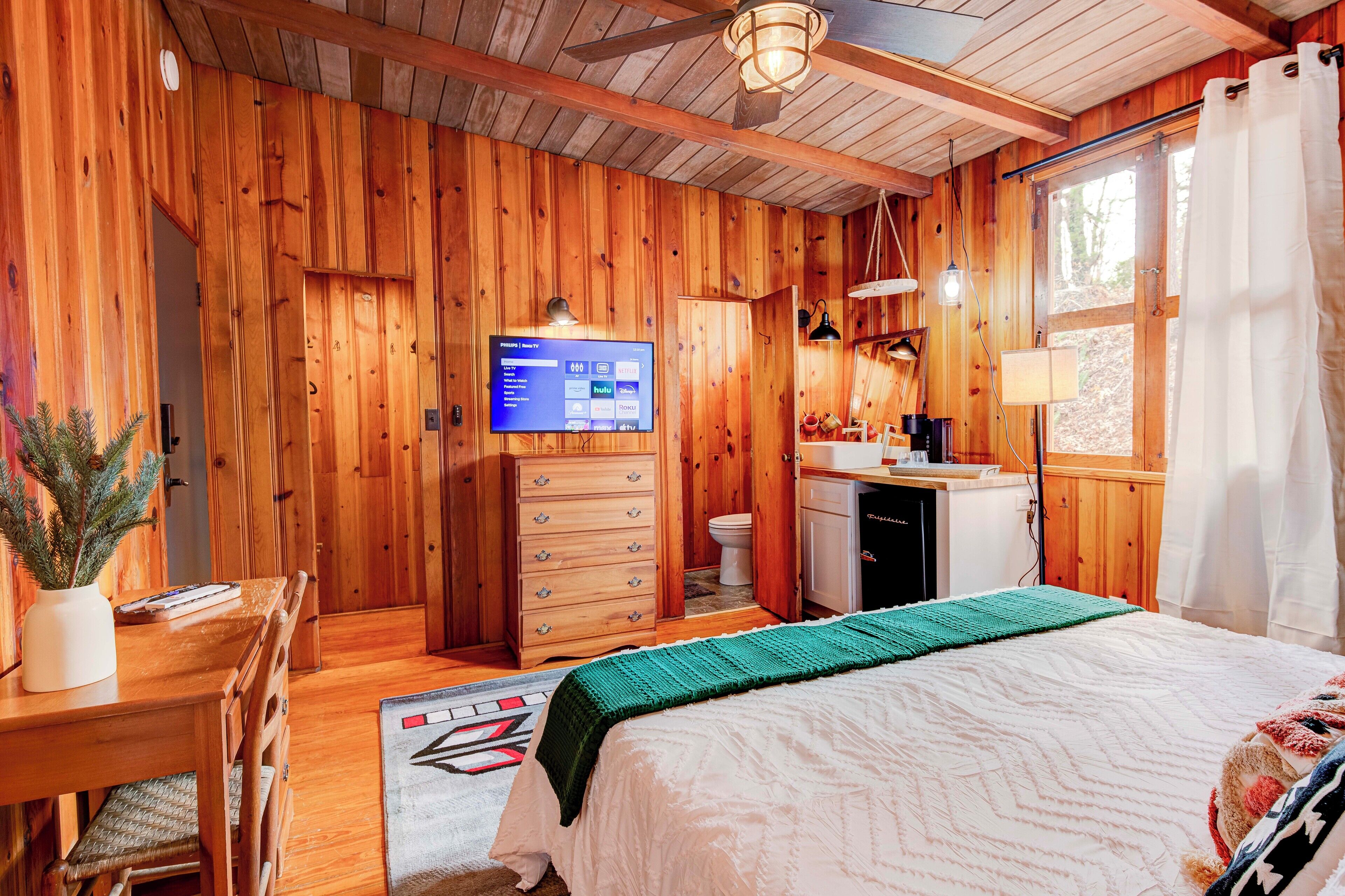 Historic Lodge Suite #4 with Wi-Fi and Walking Distance to Downtown Waynesville