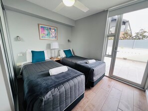 2 bedrooms, iron/ironing board, free WiFi, bed sheets - Two Bedroom Apartment (Hamilton)