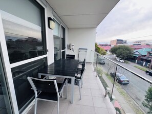 Outdoor dining - Two Bedroom Apartment (Hamilton)