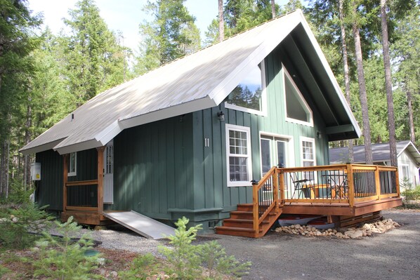 Exterior - Cozy Bears Den Cabin just off Lake Kokanee (Hoodsport)