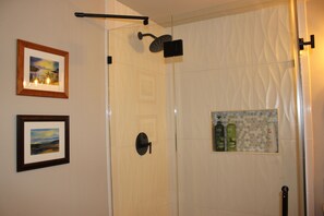 Regadera, toallas, jabón, papel de baño 