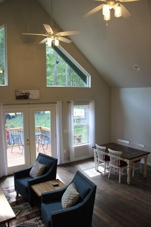 Interior - Cozy Bears Den Cabin just off Lake Kokanee (Hoodsport)