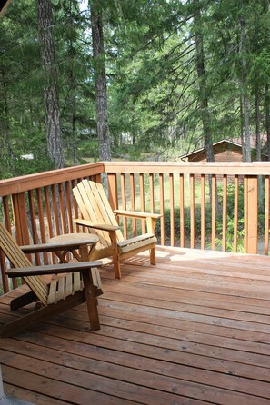 Property grounds - Cozy Bears Den Cabin just off Lake Kokanee (Hoodsport)