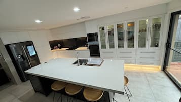 Microondas, horno y lavavajillas