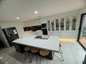 Microondas, horno y lavavajillas