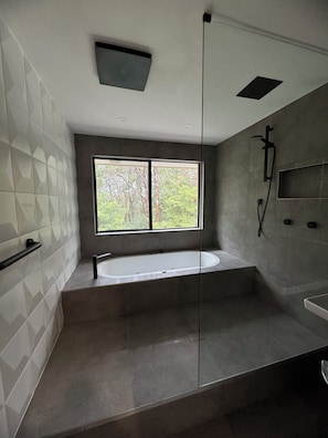 Bathroom - Three Bedroom Cockatoo Lodge (Valentine)