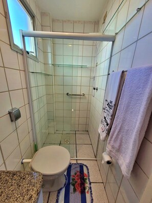Dusche, Haartrockner, Handtücher, Toilettenpapier