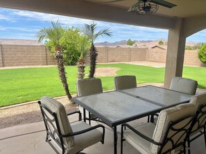 Outdoor dining - Yuma Foothills Family-friendly Home Central location to Lake, Dunes, River, etc. (Yuma)