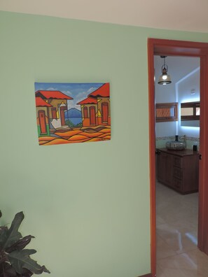 Superior-sviitti, näköala puutarhaan | Kylpyhuone | Suihku, hiustenkuivaaja, pyyhkeet, saippua