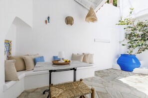 Outdoor dining - A unique 3-bedroom townhouse in Skopelos village (Skopelos)