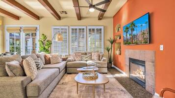 Smart TV, lareira, livros