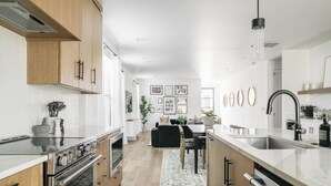 Une cuisine moderne avec des meubles en bois, des appareils en acier inoxydable et un îlot central.