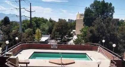 Charming 1 Bed Condo, Only 15 Minute Walk to Downtown