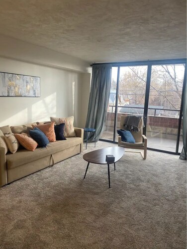 Charming 1 Bed Condo, Only 15 Minute Walk to Downtown