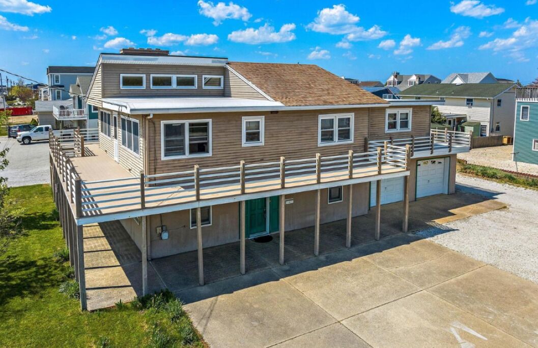 Spacious 4-bedroom house in marvelous Ship Bottom. QUICK WALK TO THE BEACH!!!