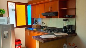 Wasserkocher mit Kaffee-/Teezubehör, Kühlschrank, Mixer, Kaffeemühle