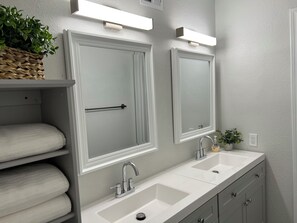 Shower, hair dryer, towels, soap - Charming 2-bedroom condo with AC, fantastic pool in vibrant Old Town Scottsdale (Scottsdale)