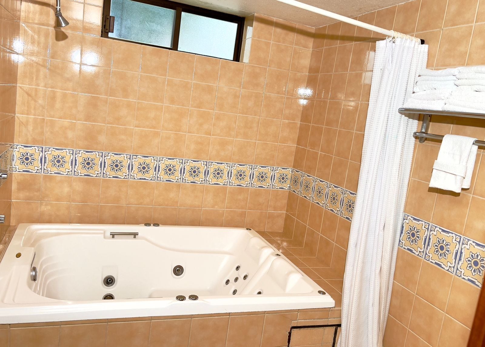 Comfort-huone, 1 suuri parisänky | Kylpyhuone | Hierova suihkupää, ilmaiset hygieniatuotteet, hiustenkuivaaja