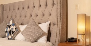 Habitación Confort, 1 cama King size | Escritorio, espacio para trabajar con laptop y cortinas blackout