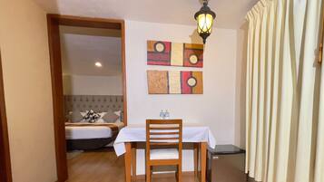 Suite superior, 2 habitaciones, vista al jardín | Escritorio, espacio para trabajar con laptop y cortinas blackout