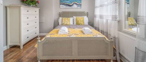 3 bedrooms, desk, iron/ironing board, travel cot