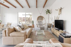 Smart TV, books, stereo - Chic house: Pool+Spa. 3acres // 15mins to park (Yucca Valley)