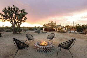 Property grounds - Chic house: Pool+Spa. 3acres // 15mins to park (Yucca Valley)
