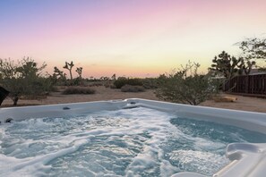 Outdoor spa tub - Chic house: Pool+Spa. 3acres // 15mins to park (Yucca Valley)