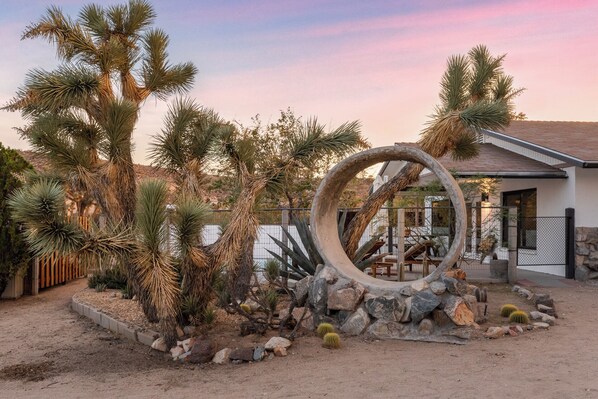 Property grounds - Chic house: Pool+Spa. 3acres // 15mins to park (Yucca Valley)