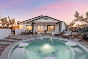 Outdoor pool - Chic house: Pool+Spa. 3acres // 15mins to park (Yucca Valley)