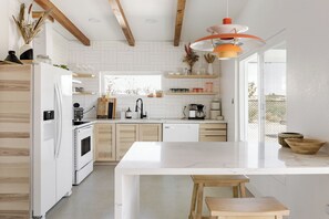 冷蔵庫、オーブン、コンロ、食器洗い機